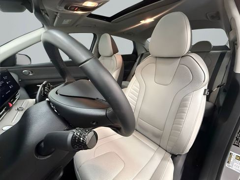 Used 2025 Hyundai Elantra Limited FWD image 11