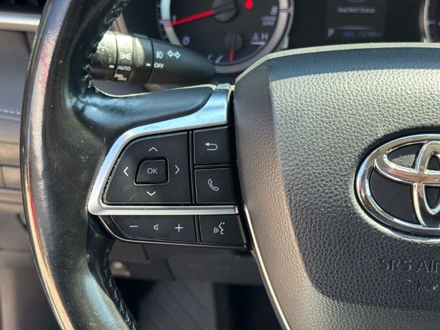Used 2021 Toyota Highlander LE FWD image 25