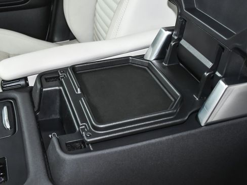 Used 2025 Land Rover Discovery S image 47