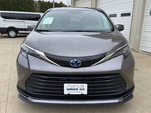 Used 2024 Toyota Sienna LE FWD image 3