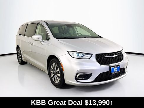 Used 2022 Chrysler Pacifica Touring-L FWD image 1