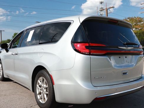 Used 2024 Chrysler Pacifica Touring-L FWD image 3