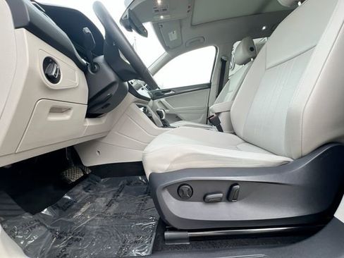 Certified 2022 Volkswagen Tiguan SE w/ Panoramic Sunroof Package image 12
