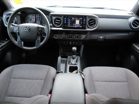 Used 2018 Toyota Tacoma TRD Off-Road image 12