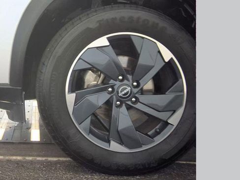 Used 2024 Nissan Rogue SV image 7