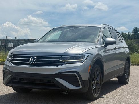 Used 2023 Volkswagen Tiguan SE FWD image 1