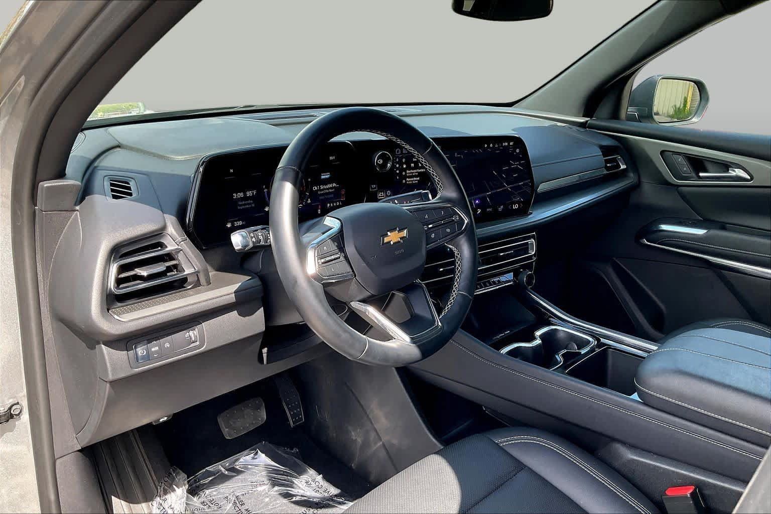 Used 2025 Chevrolet Traverse LT FWD image 14