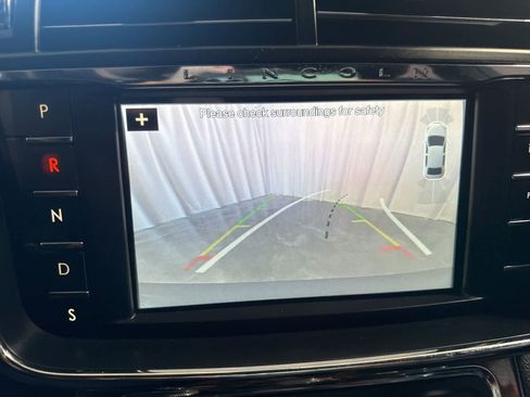 Used 2017 Lincoln Continental Select image 24