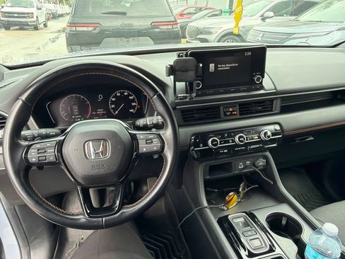 Used 2025 Honda Pilot Sport image 6