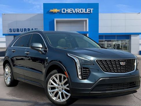 Used 2019 Cadillac XT4 Luxury w/ Cold Weather Package FWD image 2