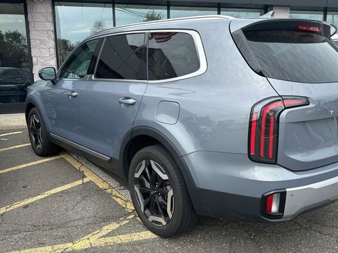 Used 2023 Kia Telluride EX w/ EX Captain's Chair Package AWD/4WD image 4