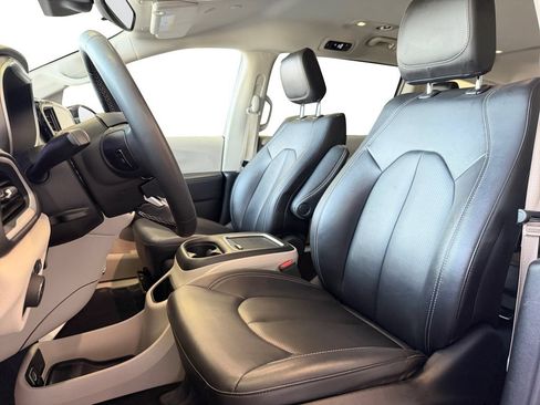 Used 2024 Chrysler Pacifica Touring-L FWD image 26