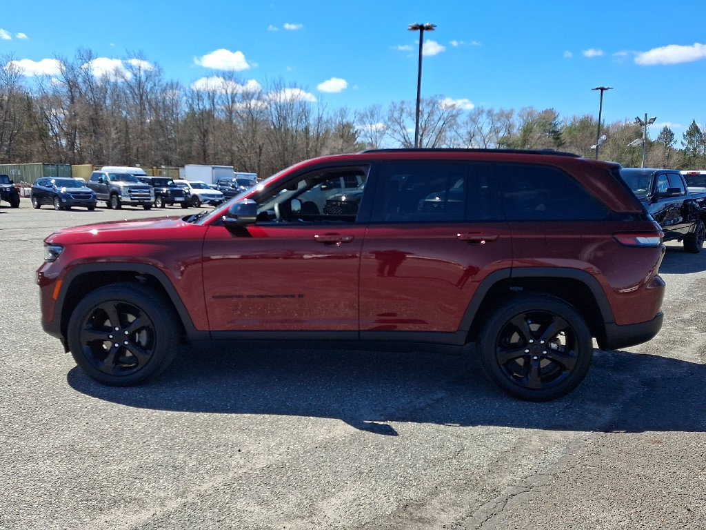 Used 2023 Jeep Grand Cherokee Altitude AWD/4WD image 7