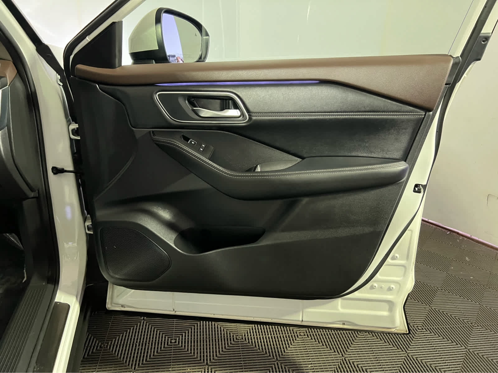 Used 2023 Nissan Rogue Platinum w/ Platinum Premium Package AWD/4WD image 32