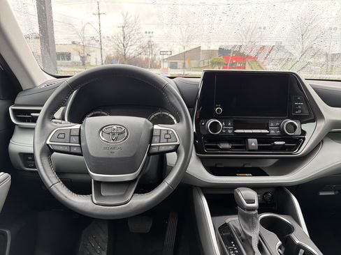 Used 2024 Toyota Highlander XLE image 12