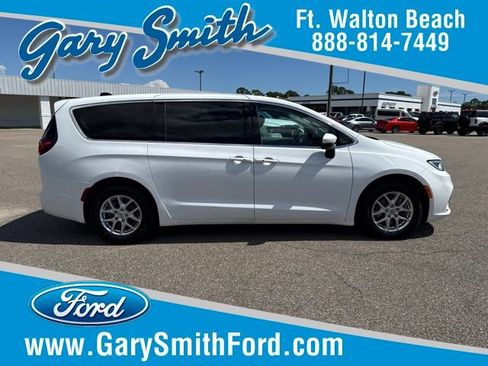 Used 2023 Chrysler Pacifica Touring-L FWD image 1