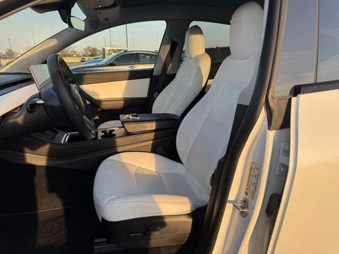 Used 2022 Tesla Model Y Long Range image 10