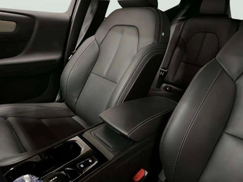 Used 2025 Volvo XC40 B5 Plus image 58