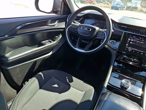 Used 2023 Jeep Grand Cherokee Laredo AWD/4WD image 15