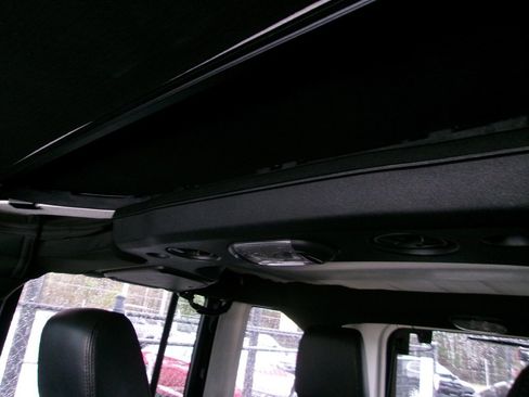 Used 2015 Jeep Wrangler Unlimited Sahara image 25