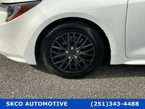 Used 2021 Toyota Corolla LE image 9