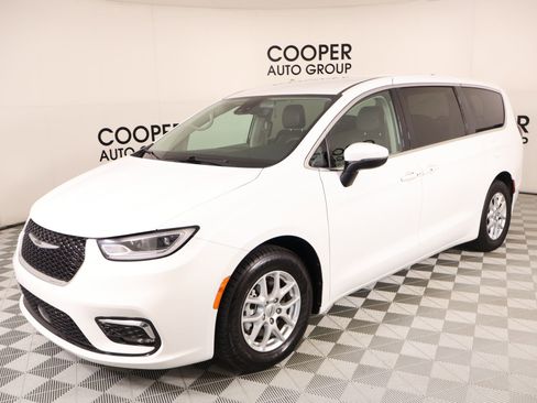 Used 2023 Chrysler Pacifica Touring-L FWD image 10