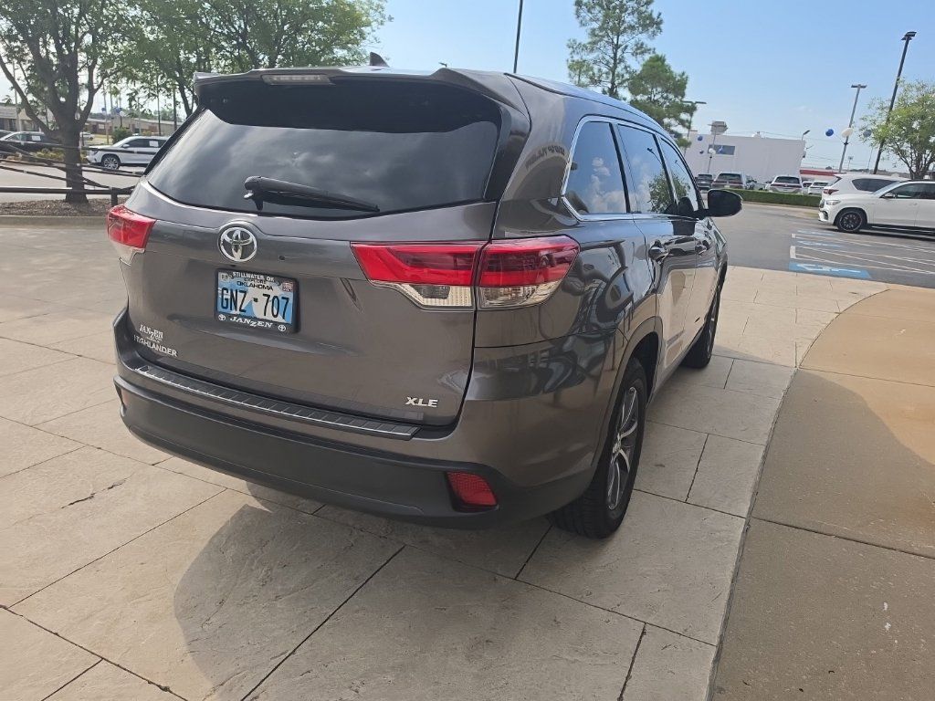 Used 2019 Toyota Highlander XLE FWD image 6