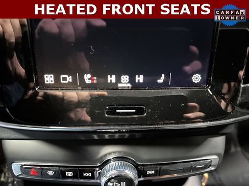 Used 2025 Volvo XC40 B5 Plus image 4