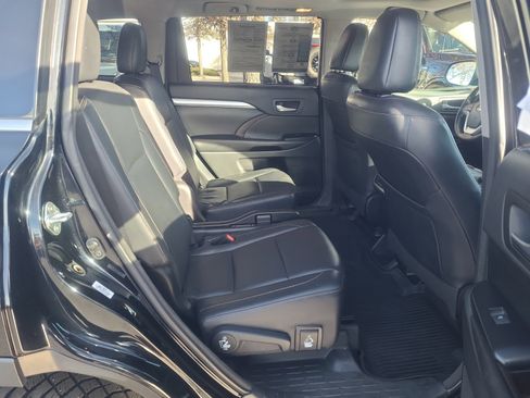 Used 2018 Toyota Highlander XLE image 18
