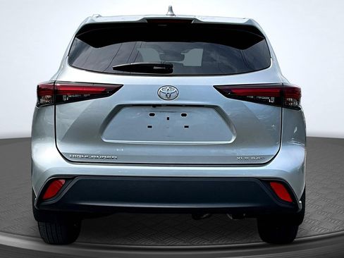 Used 2024 Toyota Highlander XLE AWD/4WD image 6