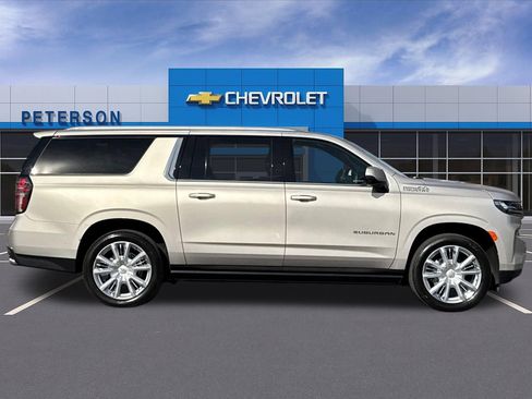 Used 2023 Chevrolet Suburban High Country w/ LPO, Illumination Package AWD/4WD image 3