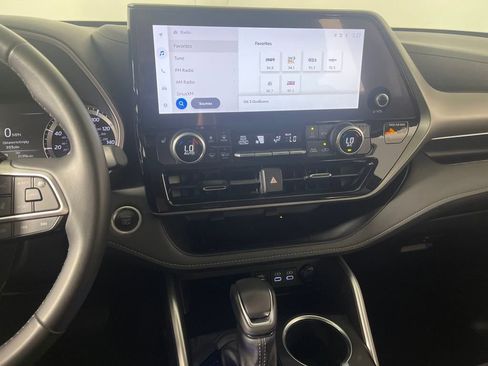 Certified 2024 Toyota Highlander XLE image 20