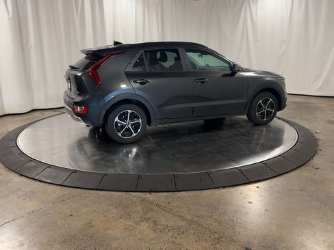 Certified 2025 Kia Niro EX image 2