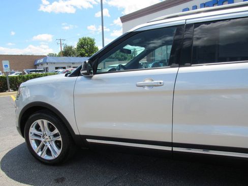 Used 2017 Ford Explorer XLT w/ Equipment Group 202A AWD/4WD image 9