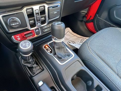 Used 2025 Jeep Wrangler Willys image 31