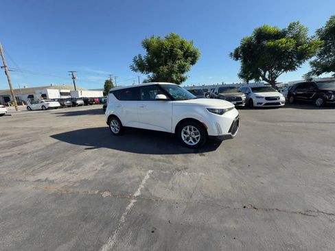 Used 2025 Kia Soul LX w/ LX Technology Package FWD image 2
