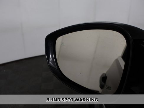 Used 2023 Chrysler Pacifica Limited FWD image 6