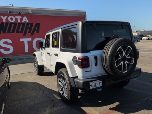 Used 2024 Jeep Wrangler Unlimited w/ Convenience Group AWD/4WD image 7