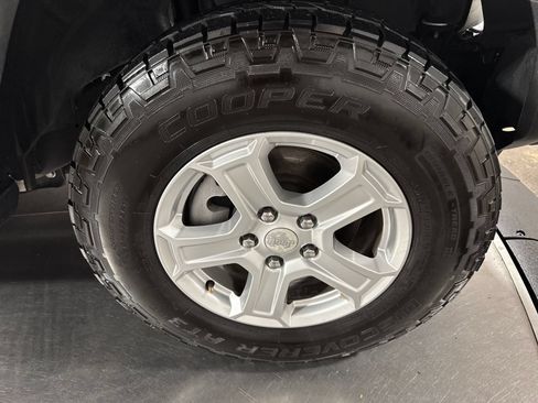 Used 2018 Jeep Wrangler Unlimited Sport S AWD/4WD image 14