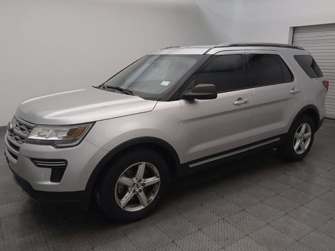 Used 2018 Ford Explorer XLT image 2