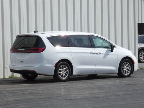 Used 2024 Chrysler Pacifica Touring-L FWD image 3