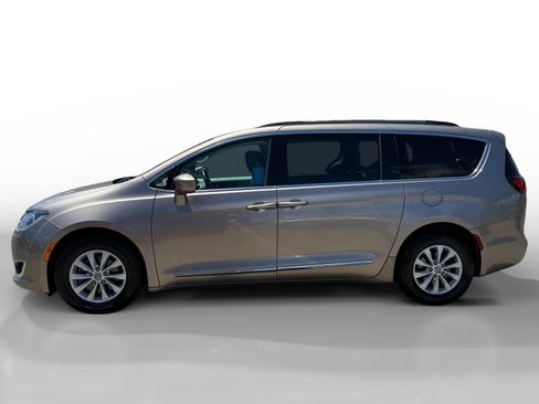 Used 2017 Chrysler Pacifica Touring-L FWD image 2