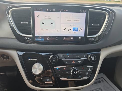 Used 2024 Chrysler Pacifica Touring-L image 21
