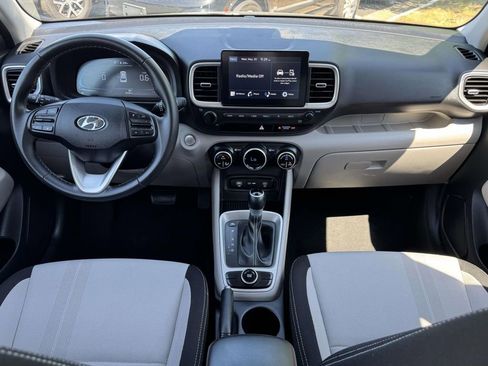 Used 2025 Hyundai Venue SEL FWD image 2