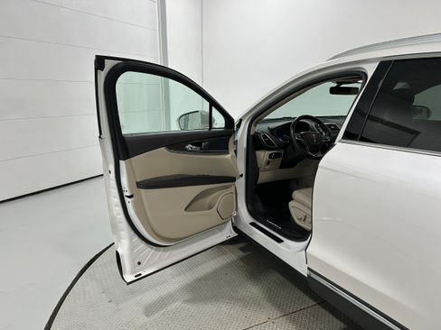 Used 2019 Lincoln Nautilus Select AWD/4WD image 23