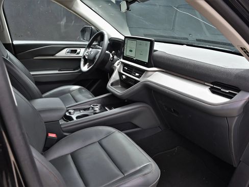 Used 2025 Ford Explorer Active w/ Active Comfort Package RWD image 12