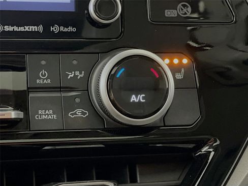 Used 2021 Toyota Highlander XLE image 24