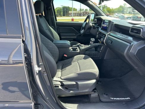 Used 2024 Toyota Tacoma SR5 w/ SR5 Upgrade Package AWD/4WD image 18