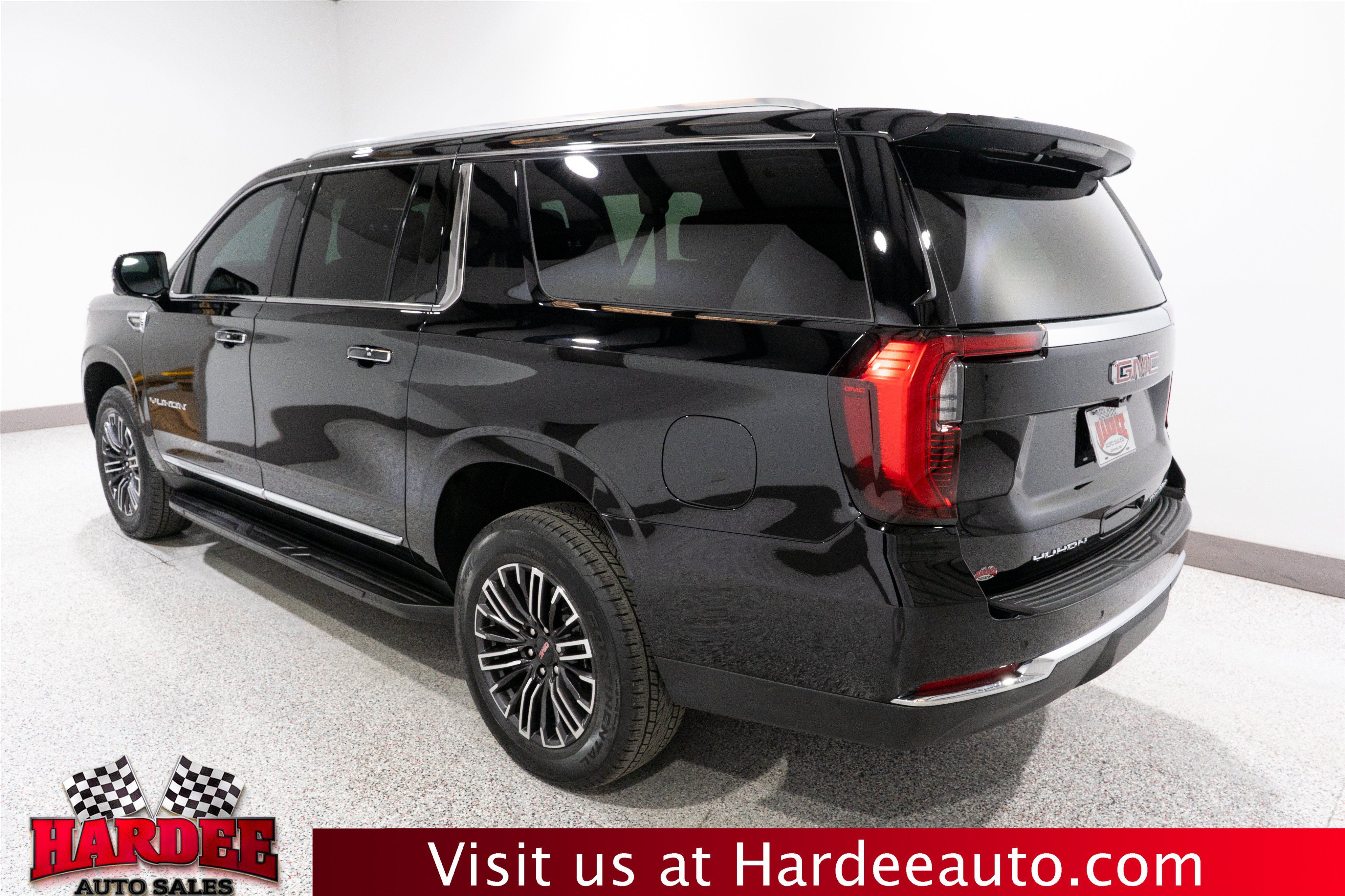 Used 2025 GMC Yukon XL Elevation w/ Elevation Premium Package AWD/4WD image 3