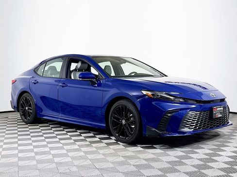 Used 2025 Toyota Camry SE w/ Convenience Package FWD image 1